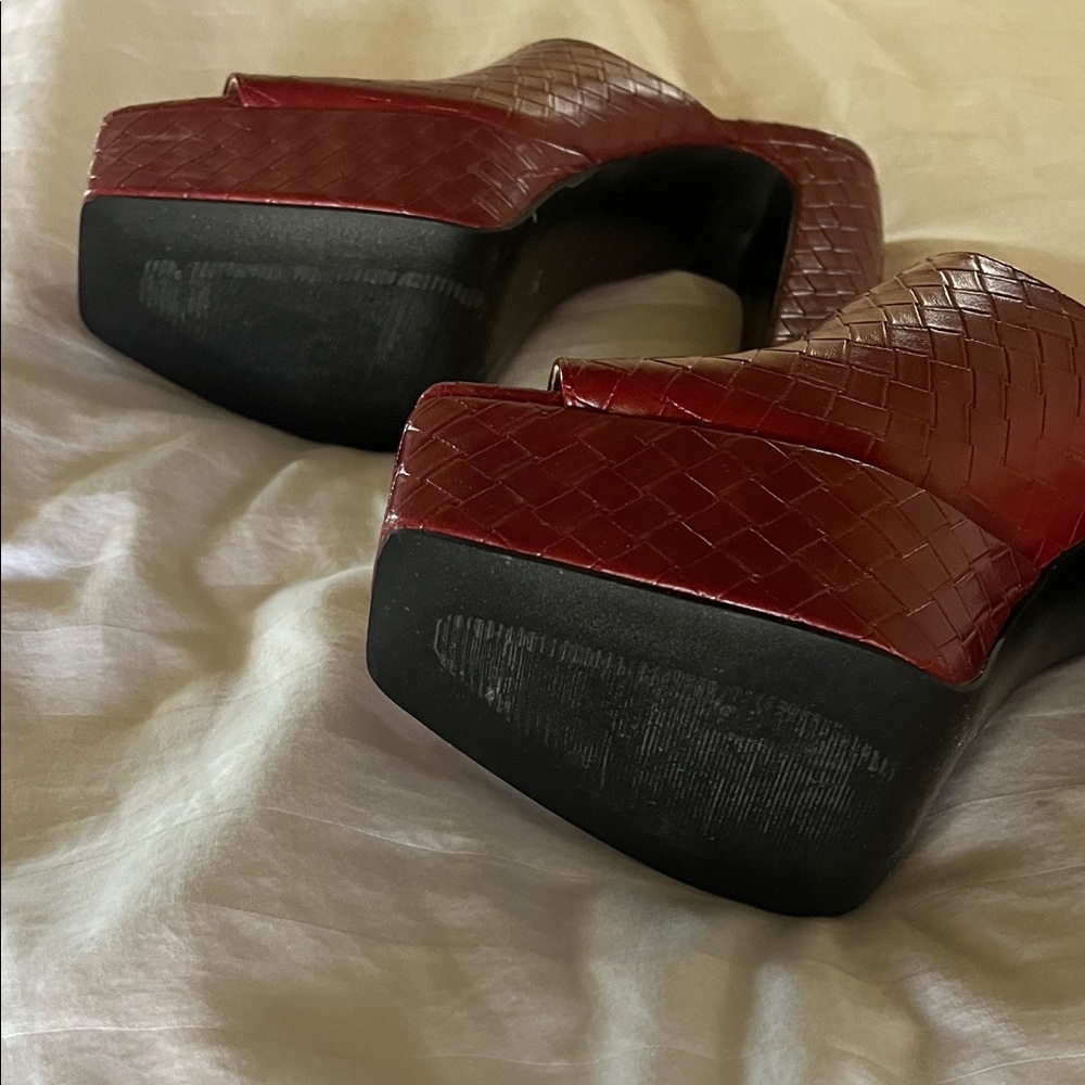 Elegant Red Woven Mules - Picture 5 of 9